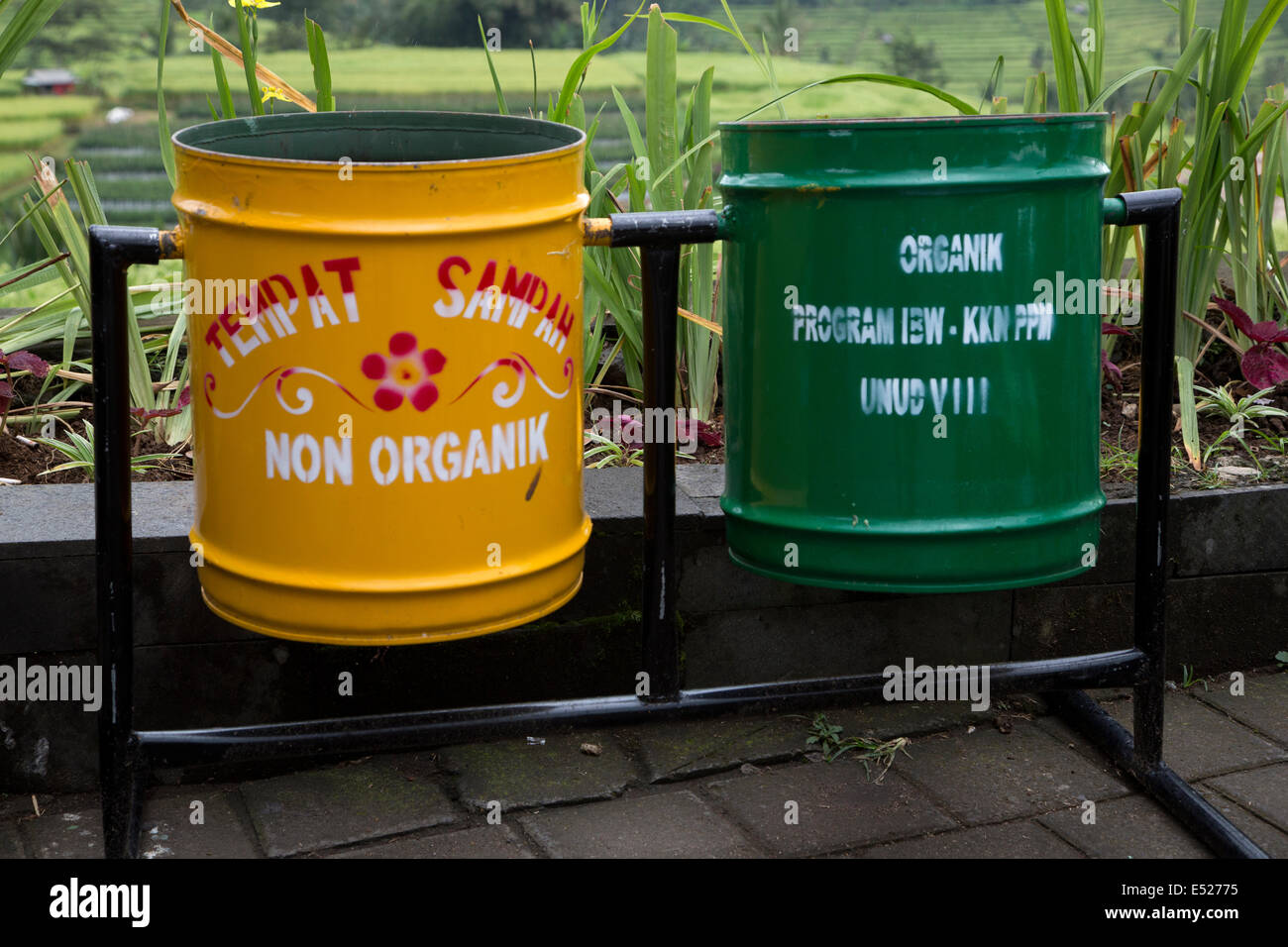 Jatiluwih, Bali, Indonesien.  Mülltonnen für organische und anorganische Abfälle zu trennen. Stockfoto