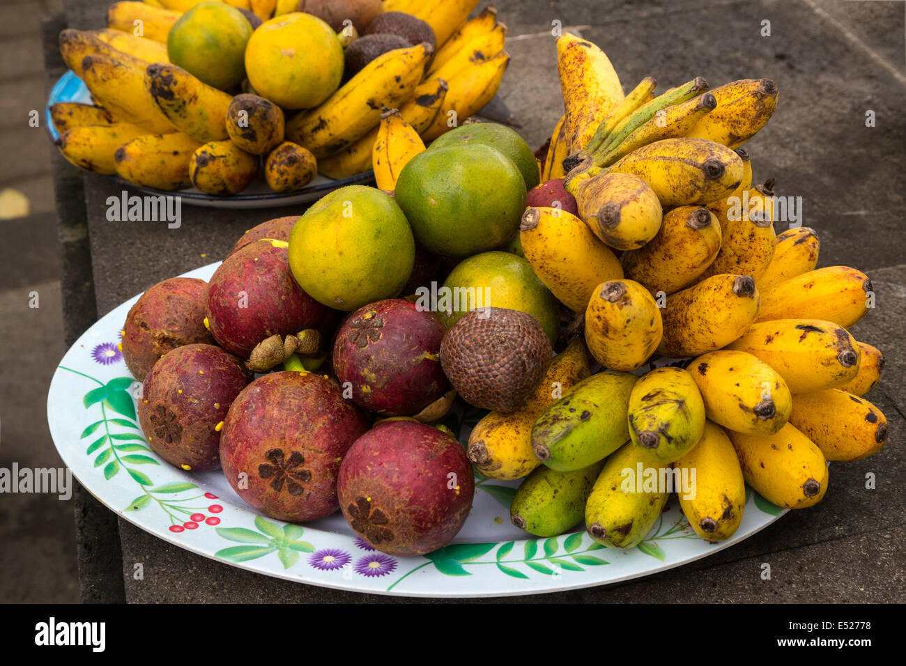 Jatiluwih, Bali, Indonesien.  Gemischte Früchte: Mangostanfrüchte, Snake, Obst, Bananen, Orangen. Stockfoto