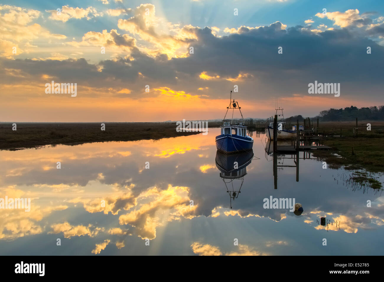 Ruhigen Gewässern des hohen Springflut bei Sonnenaufgang. Stockfoto