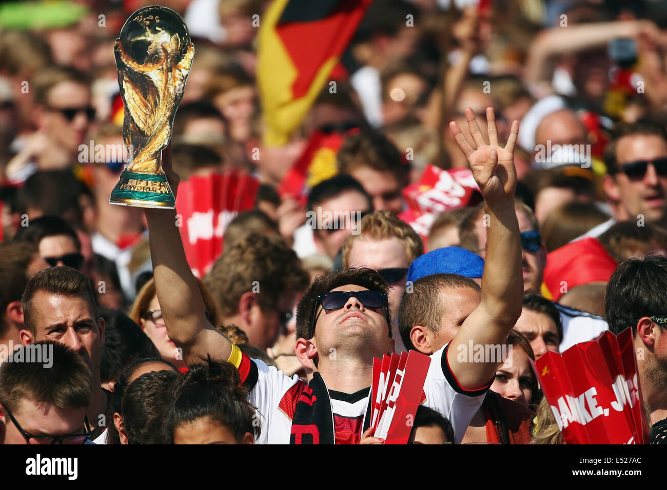 Welcome-Party der deutschen Nationalmannschaft, die neue Fußball-Weltmeister, am Brandenburger Tor in Berlin. Stockfoto
