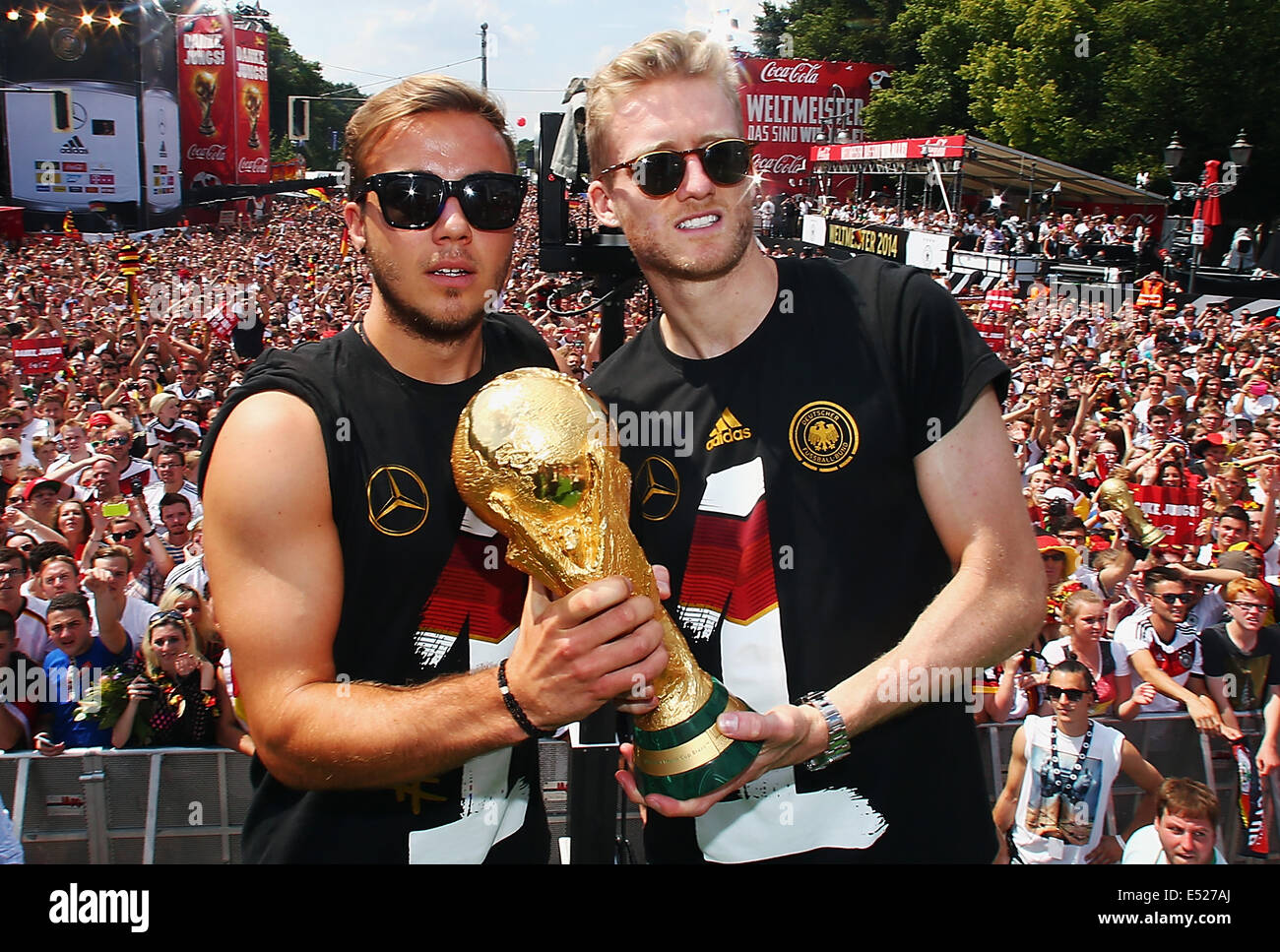 Welcome-Party der deutschen Nationalmannschaft, die neue Fußball-Weltmeister, am Brandenburger Tor in Berlin, Mario Götze, Goetze und Andre Schürrle, Schuerrle. Stockfoto