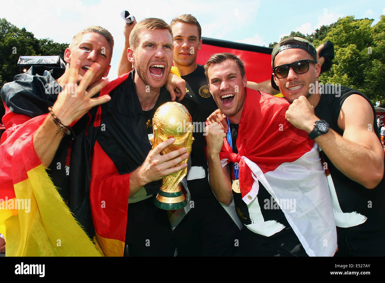 Welcome-Party der deutschen Nationalmannschaft, die neue Fußball-Weltmeister, am Brandenburger Tor in Berlin, Bastian Schweinsteiger, Per Mertesacker, Lukas Podolski, Manuel Neuer, Kevin Grosskreutz. Stockfoto