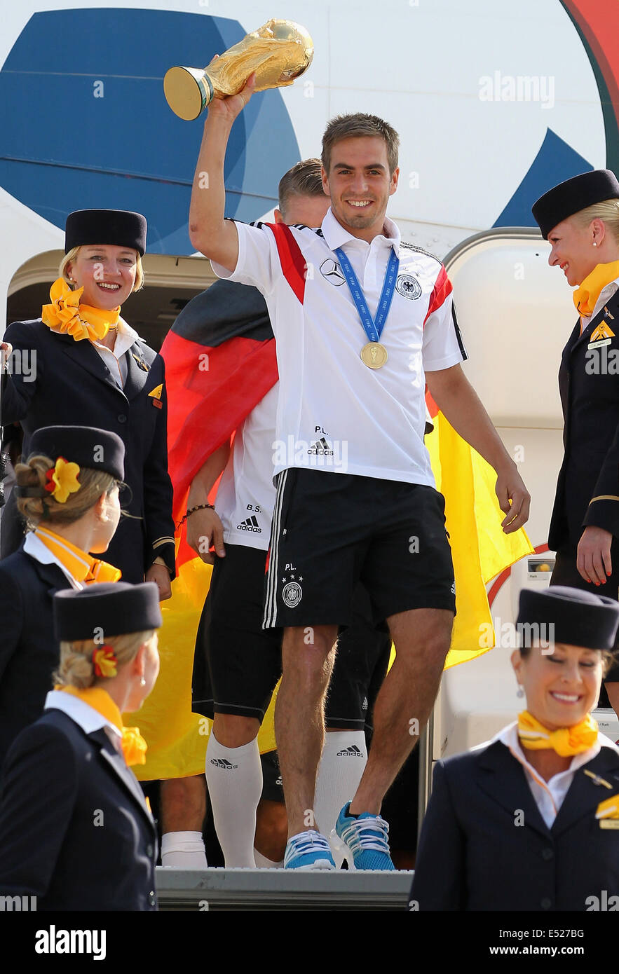 Welcome-Party der deutschen Nationalmannschaft, der neue Fußball-Weltmeister am Flughafen Tegel in Berlin, Kapitän Phillip Lahm mit dem Cup. Stockfoto