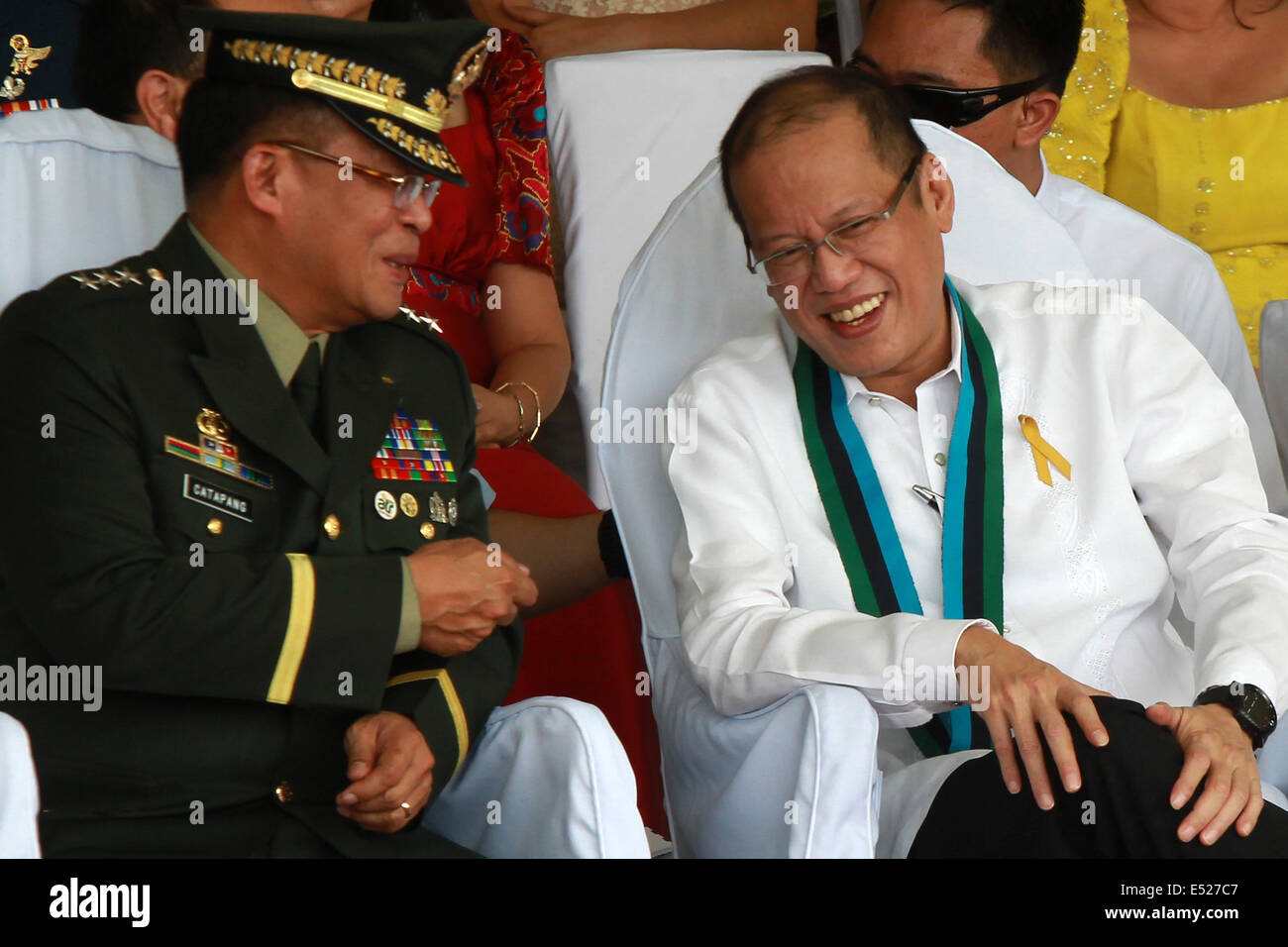 (140718)--QUEZON CITY, 18. Juli 2014 (Xinhua)--die eingehenden Streitkräfte der Philippinen (AFP) Chef des Stabes Generalleutnant Gregorio Pio Catapang, Jr. (L) Gespräche mit philippinische Präsident Benigno Aquino III. während die Riten der AFP-Änderung der Befehl in Camp Aguinaldo in Quezon City, Philippinen am 18. Juli 2014. Philippinische Präsident Benigno Aquino III. ernannte Leutnant General Gregorio Pio Catapang, Jr. als der neue Stabschef der Streitkräfte der Philippinen (AFP), die AFP sagte am Mittwoch. Catapang offiziell übernahm seinen Posten als 45. Stabschef der AFP auf Stockfoto