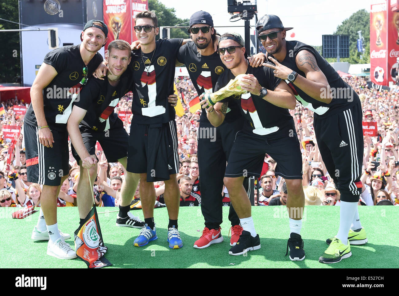 Welcome-Party der deutschen Nationalmannschaft, die neue Fußball-Weltmeister, am Brandenburger Tor in Berlin, Benedikt Höwedes, Höwedes, Per Mertesacker, Mesut Özil, Özil, Sami Khedira, Lukas Podolski, Jeome Boateng. Stockfoto