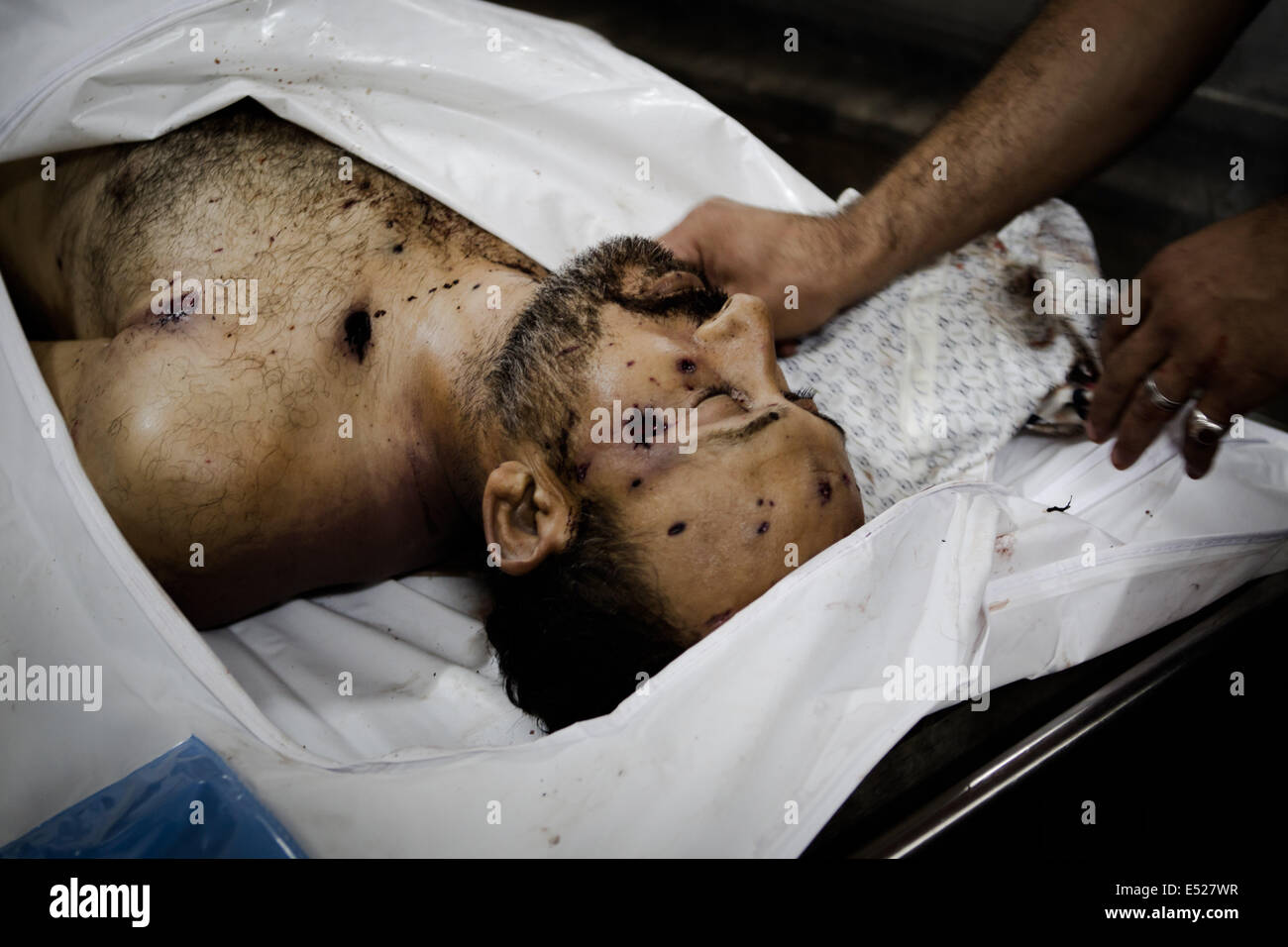 17. Juli 2014 - die Leiche von Abed Serhi von israelischen Raketen getötet wurde, während Befestigung Antennen auf dem Dach in Scheich Ajneien im Gaza-Streifen am 16. Juli 2014 für die Beerdigung in der zentralen Leichenhalle in Gaza-Stadt am 17. Juli 2014 vorbereitet wird. (Kredit-Bild: © Daniel Van Moll/NurPhoto/ZUMA Draht) Stockfoto
