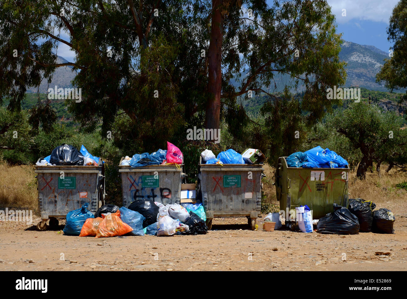 MANI Halbinsel, MESSINIA, Peloponnes, Griechenland, 14. Juli 2014. Kommunale Mülltonnen Stockfoto