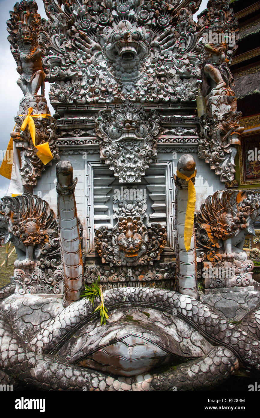 Jatiluwih, Bali, Indonesien.  Stein gemeißelten Verzierungen, Wächter, Luhur Bhujangga Waisnawa Hindu-Tempel. Stockfoto