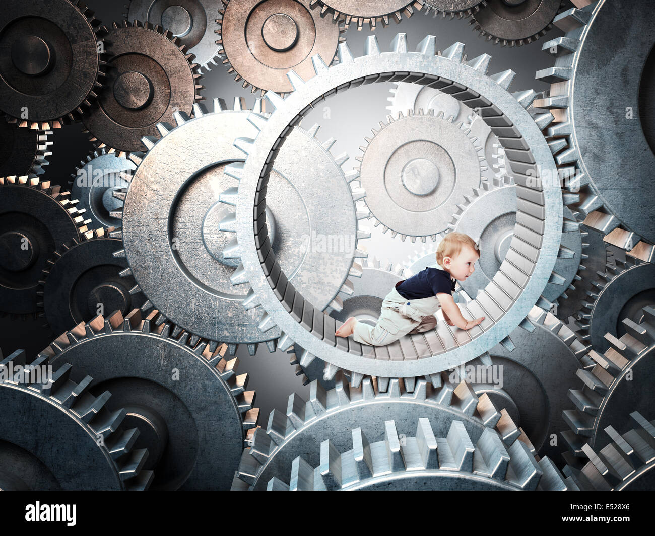 nettes Kind Crawl auf abstrakte gear Stockfoto