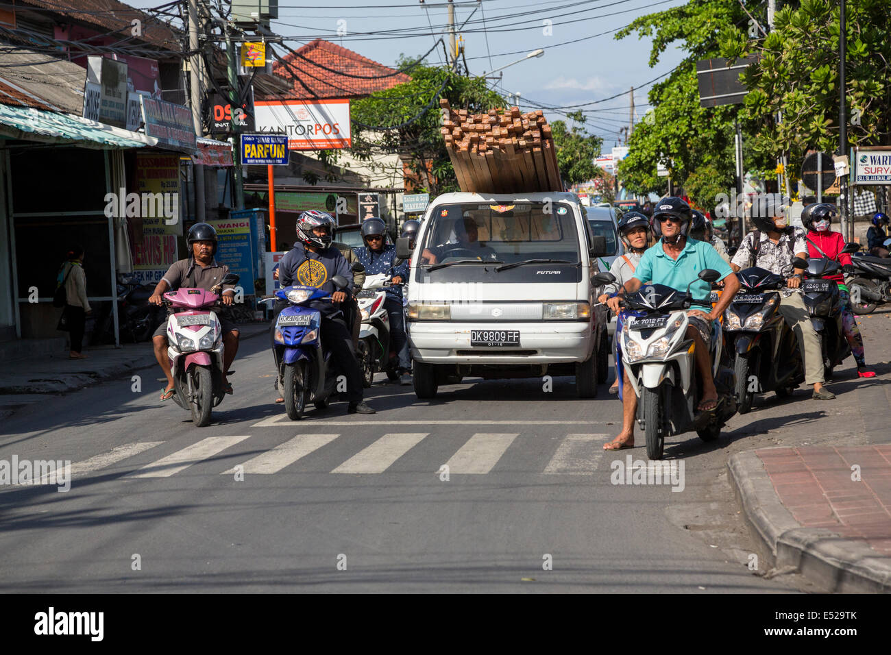 Bali, Indonesien.  Verkehr an einer Kreuzung. Stockfoto