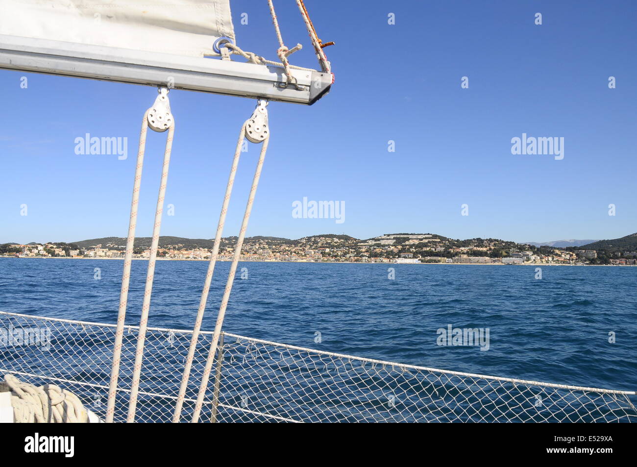 Segelboot und Überblick über Bandol Dorf und Küsten in Frankreich Stockfoto