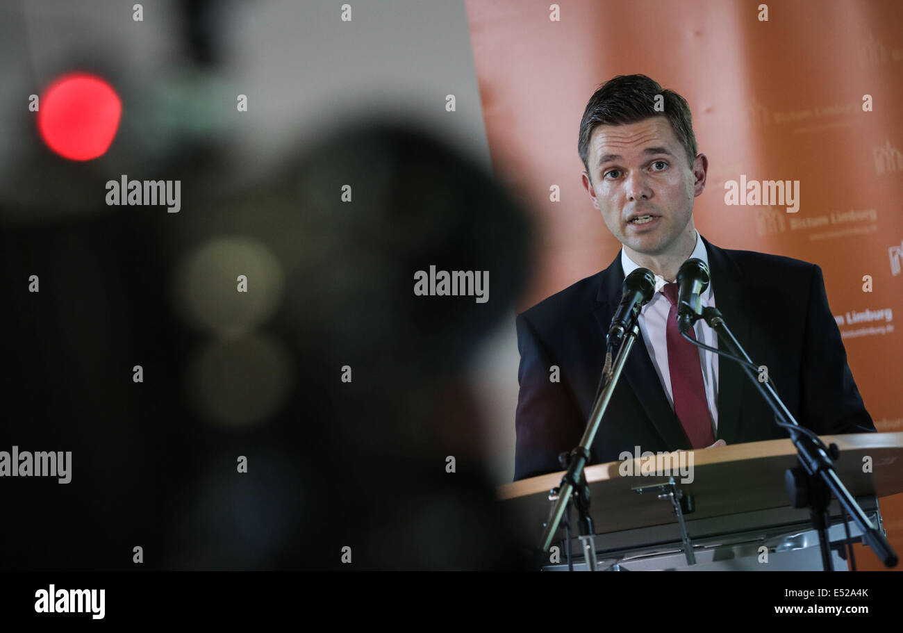 Der Leiter der Finanzen des Bistums Limburg, Gordon Sobbeck, spricht während einer Pressekonferenz in Limburg, Deutschland, 18. Juli 2014. Das Bistum Limburg ist seines Vermögens in Reaktion auf den jüngsten Skandal über die zurückgerufenen umstrittene ehemaliger Bischof von Limburg Tebartz-van Elst und Kosten Explosion bei den Bau des neuen Sitzes der Bischof in der Nähe von Dom zu Limburg Offenlegung. Foto: Frank Rumpenhorst/dpa Stockfoto