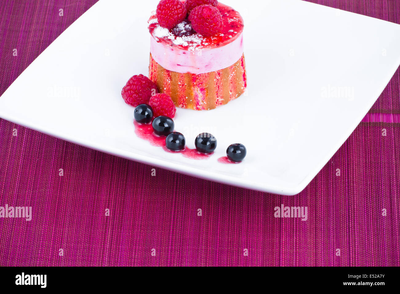 Süße Erdbeeren und Brombeeren auf weißen Teller Stockfoto