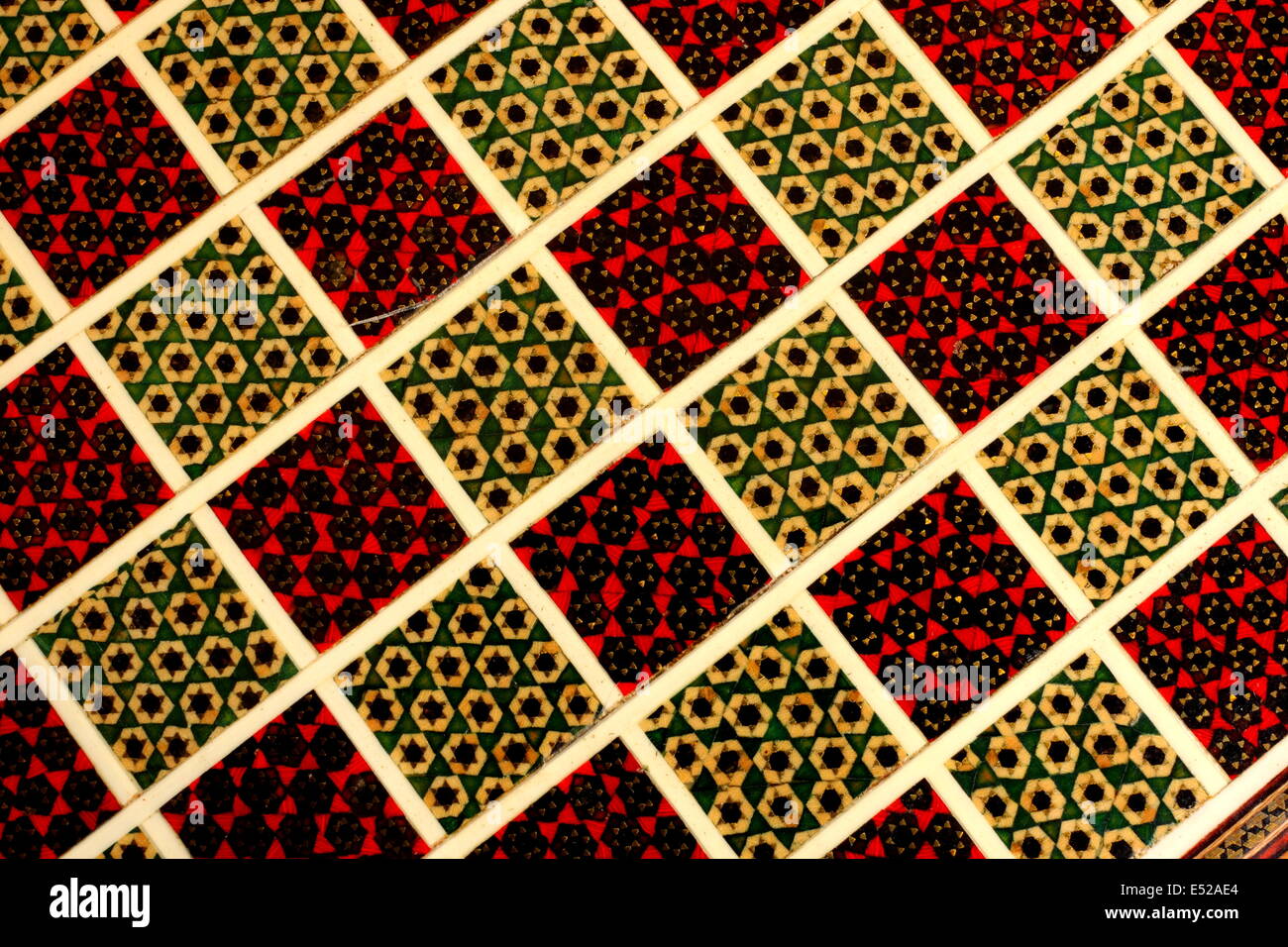 Plätze auf eine iranische Intarsien-Schachbrett Stockfoto