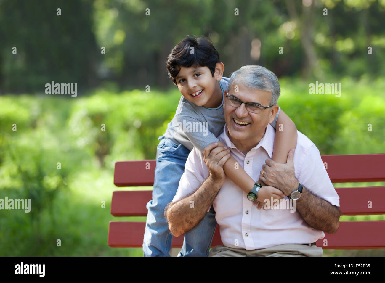 Großvater und Enkel, die in einem Park zu genießen Stockfoto
