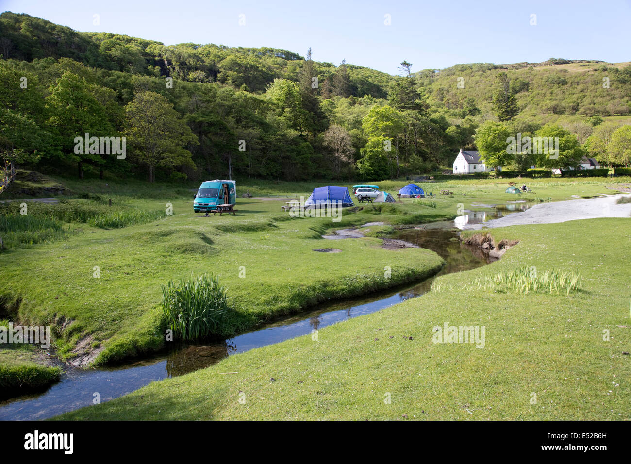 Wohnmobil und Zelte im wilden Camping Site Calgary Bay Isle of Mull Schottland Stockfoto