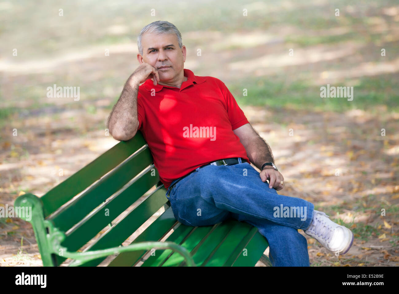 Porträt eines älteren Mannes sitzen auf einer Bank Stockfoto