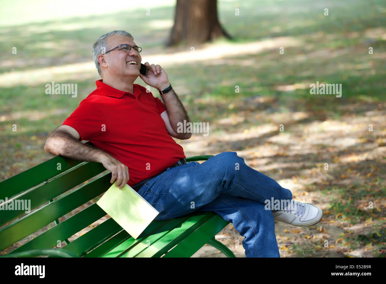 Ältere Menschen telefonieren mit einem Handy Stockfoto