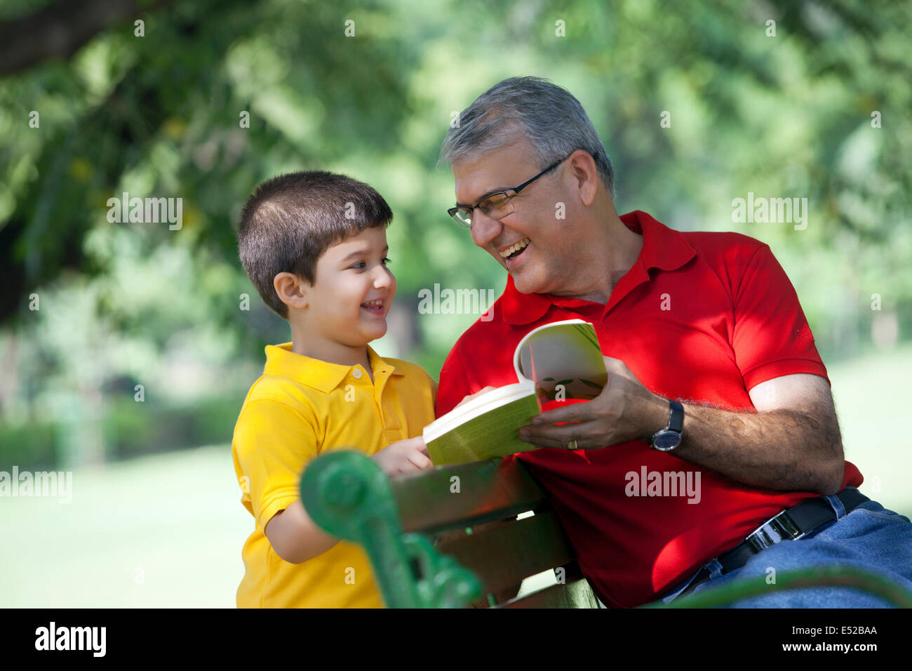 Großvater und Enkel mit einem Buch Stockfoto