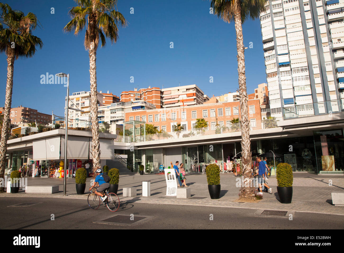 Menschen zu Fuß in die neu sanierte Hafengebiet von Geschäften und Bars Malaga, Spanien, Muelle Dos Palmeral de Las Sorpresas Stockfoto