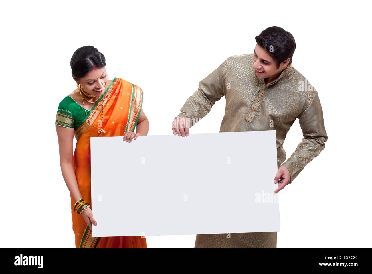 Maharashtrian paar hält ein Plakat Stockfoto