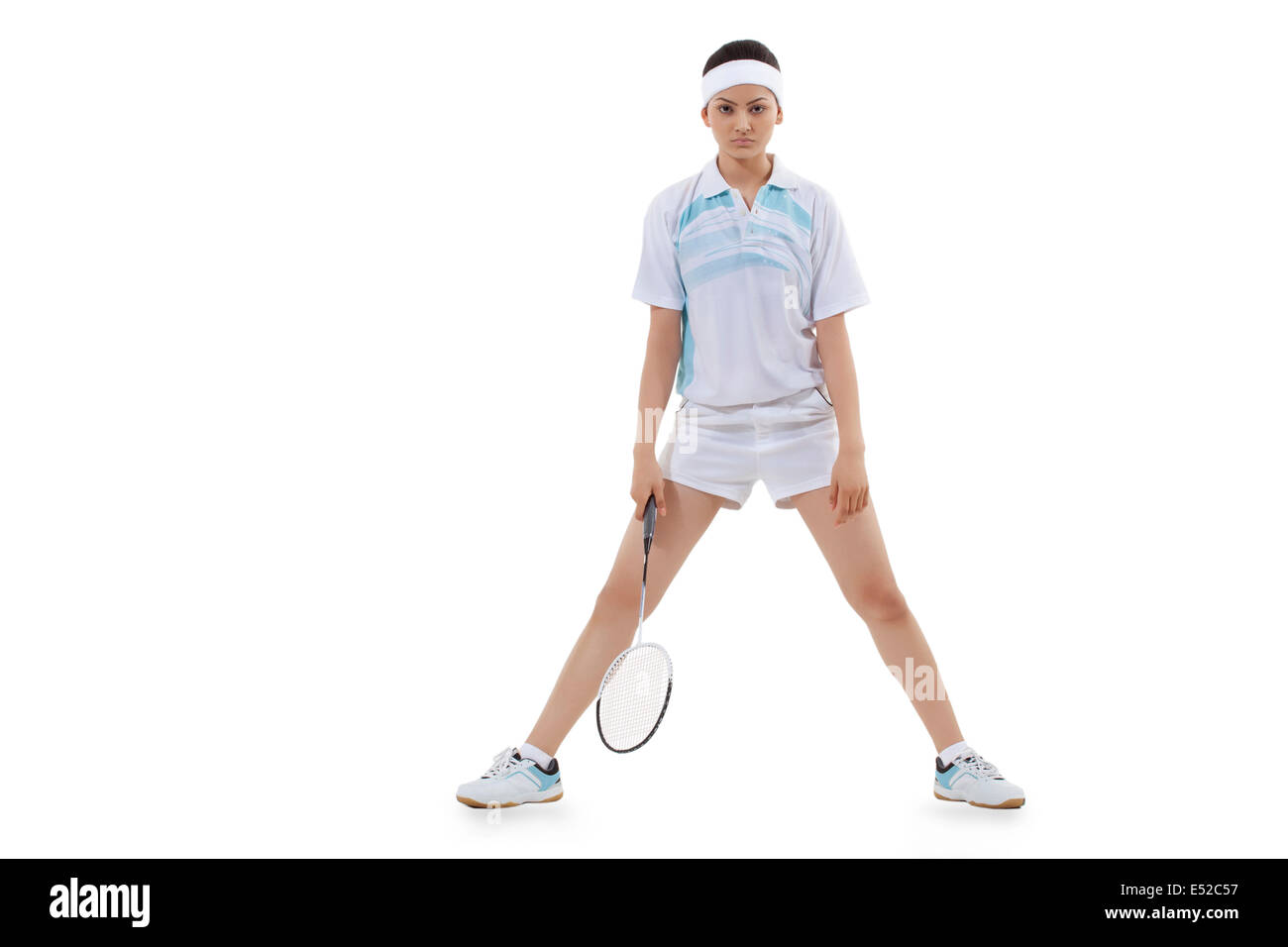 In voller Länge Portrait von junge Frau in Sportkleidung holding Federballschläger isoliert auf weißem Hintergrund Stockfoto