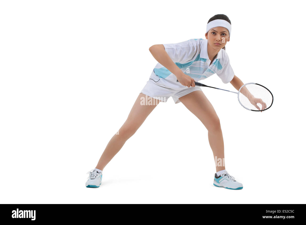 Junge Frau im Sport tragen spielen Badminton vor weißem Hintergrund Stockfoto