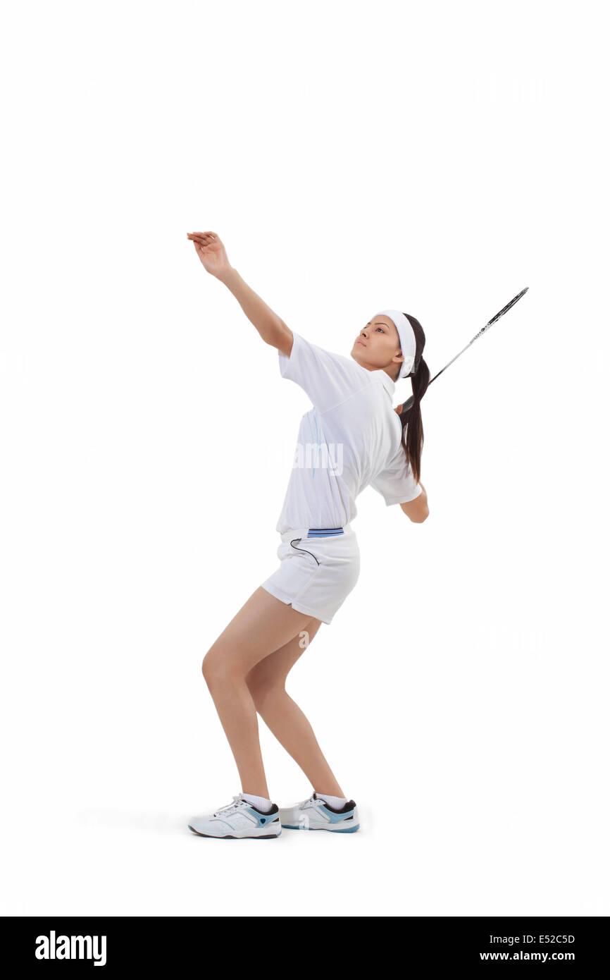 Frau im Sport tragen spielen Badminton vor weißem Hintergrund Stockfoto