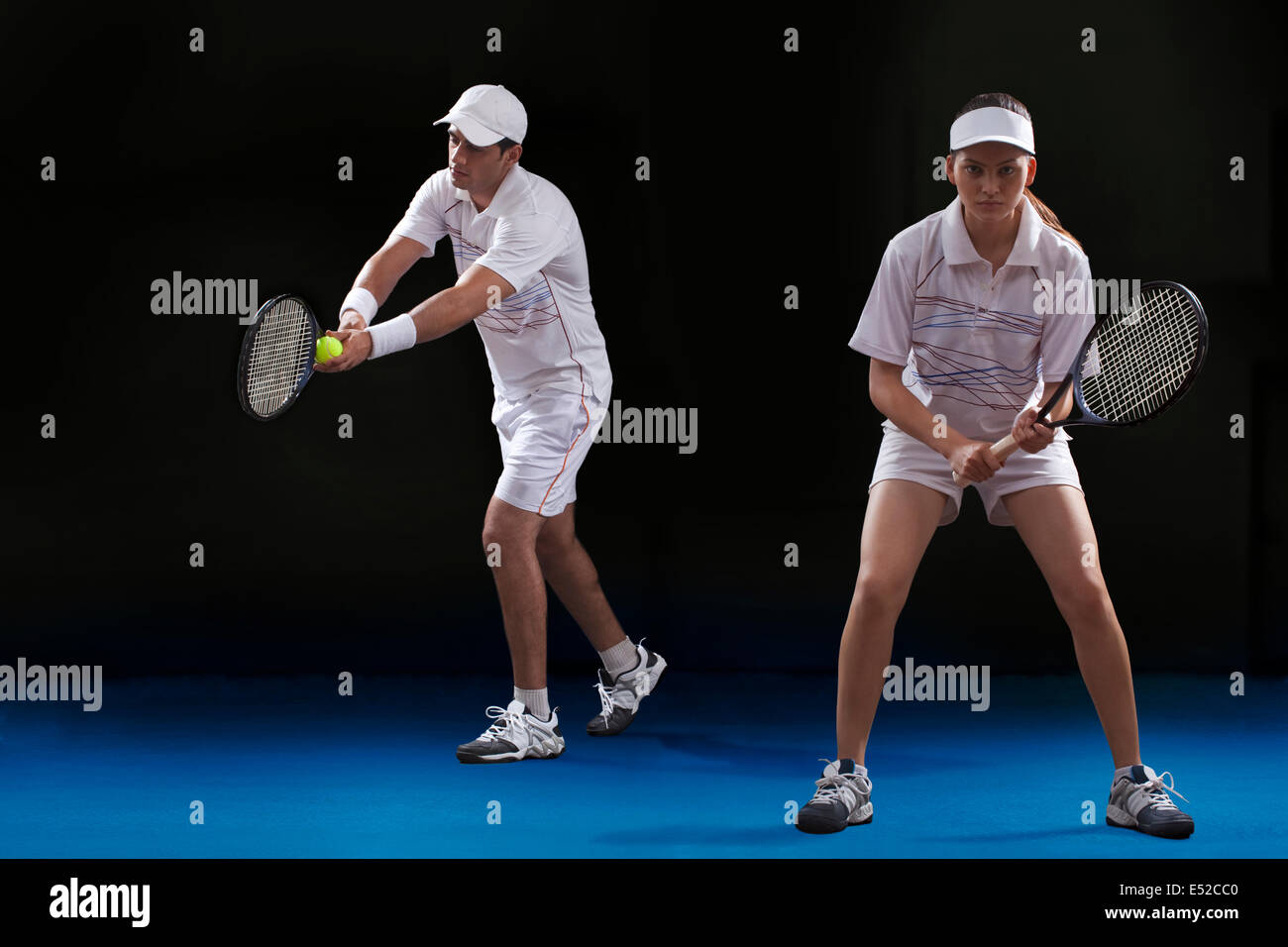 Mann und Frau spielt Tennis Doppel am Hof Stockfoto
