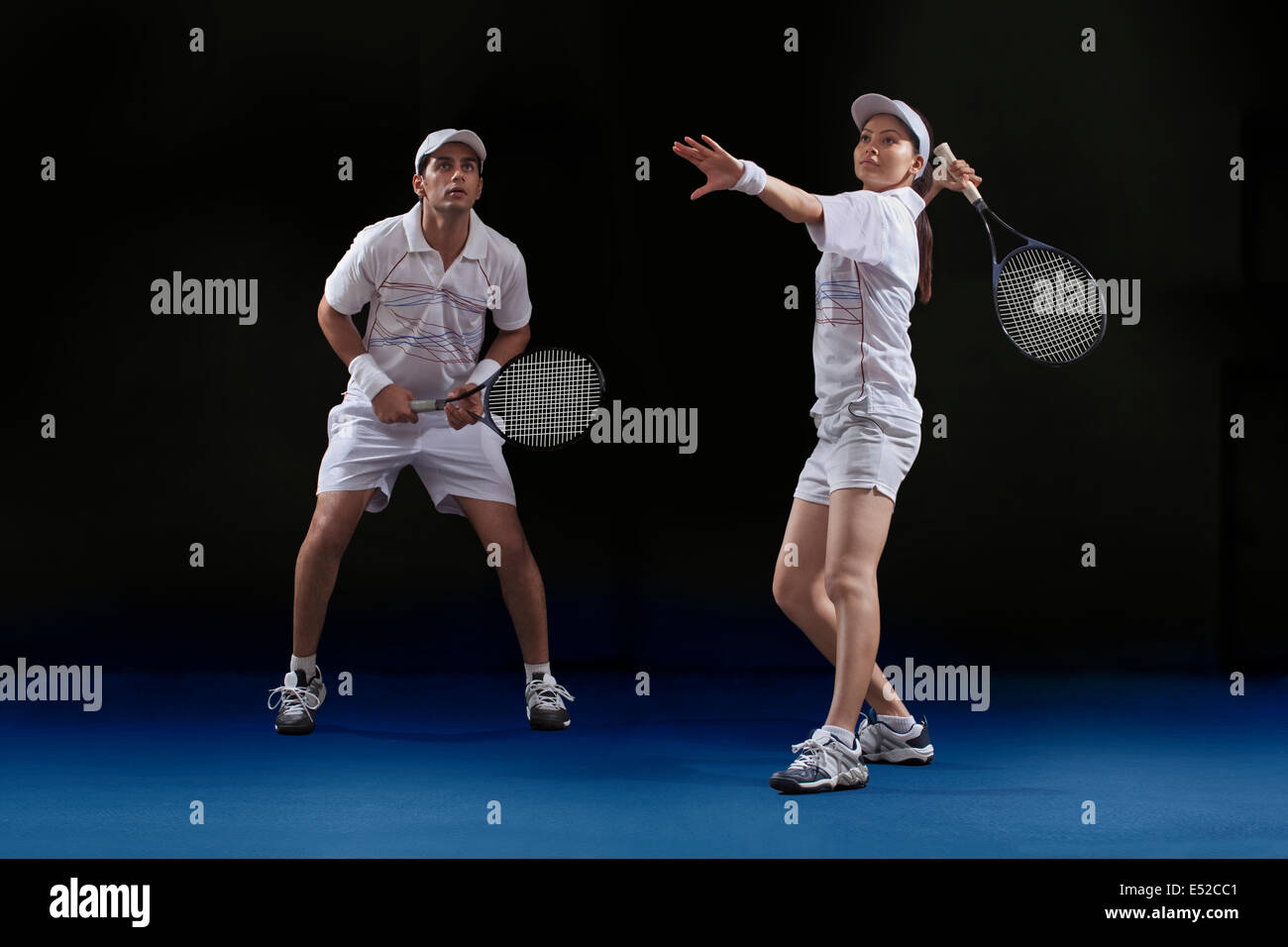 Spielerinnen und Spieler spielen Tennis Doppel am Hof Stockfoto