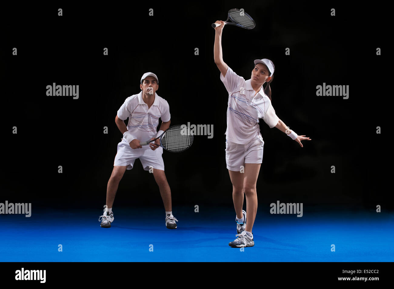 Spieler, die spielen Tennis Doppel am Hof Stockfoto