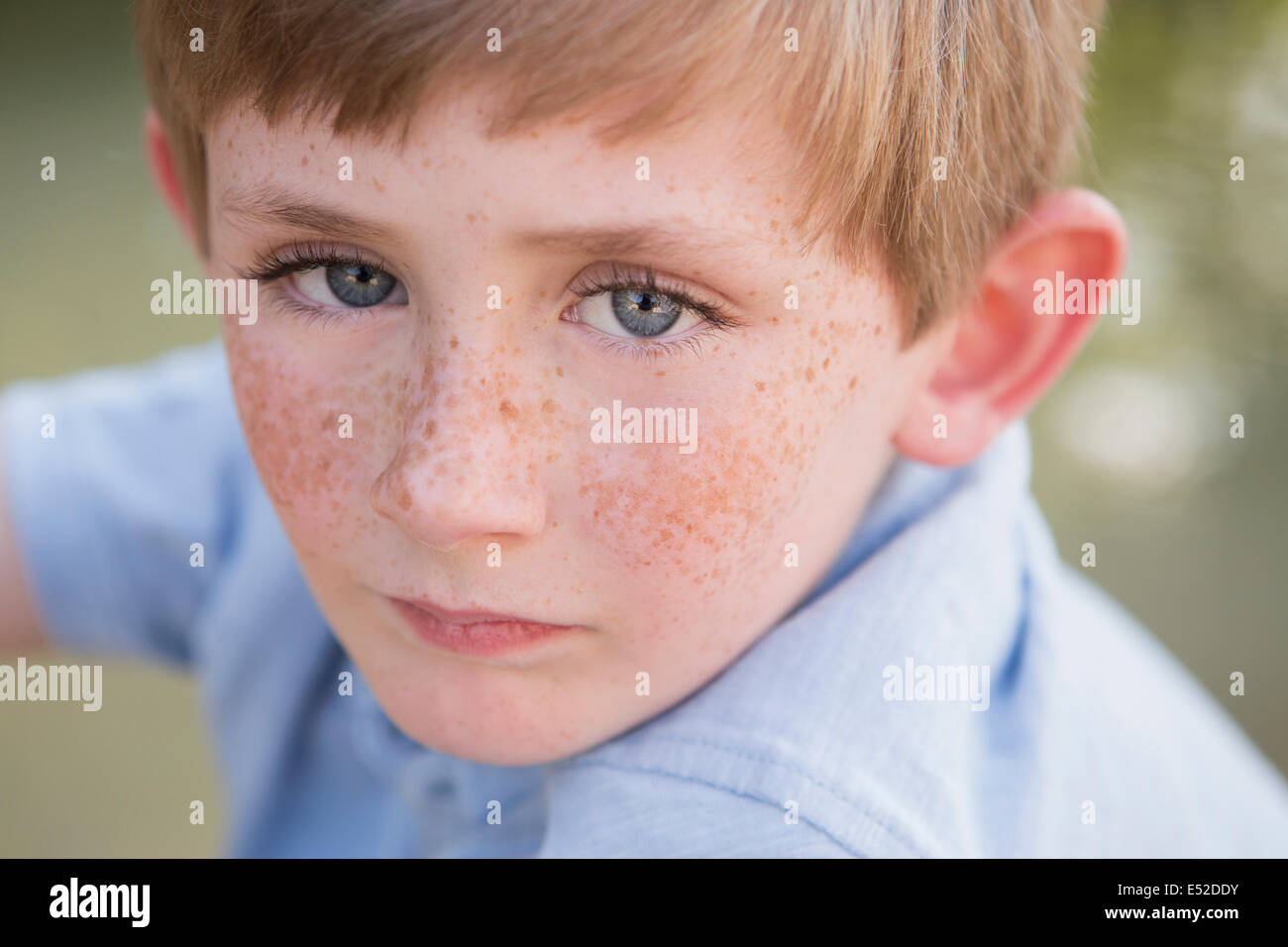 Ein kleiner Junge mit Sommersprossen im Gesicht. Stockfoto