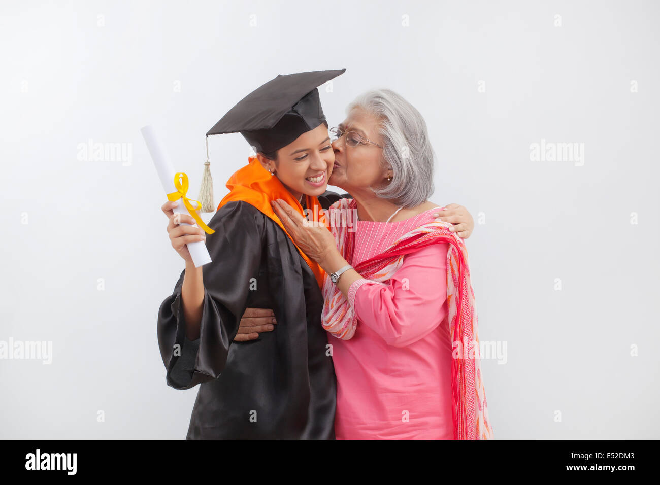 Frau bei Enkelin Abschlussfeier Stockfoto