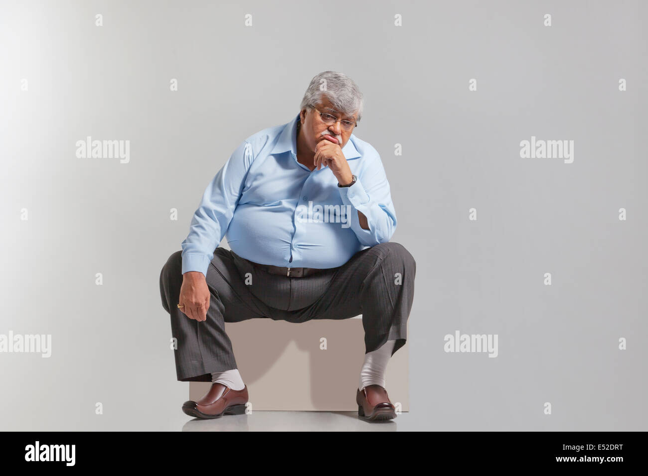 Übergewichtige alte Mann traurig Stockfoto