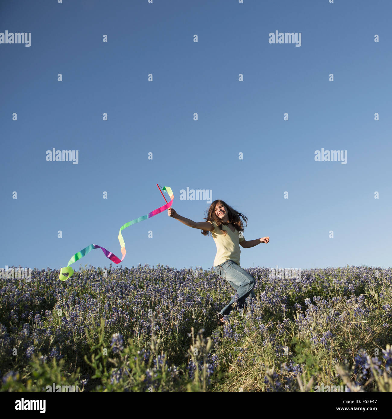 Ein Kind, ein Mädchen mit einer Papier-Streamer im Wind flattern. Stockfoto
