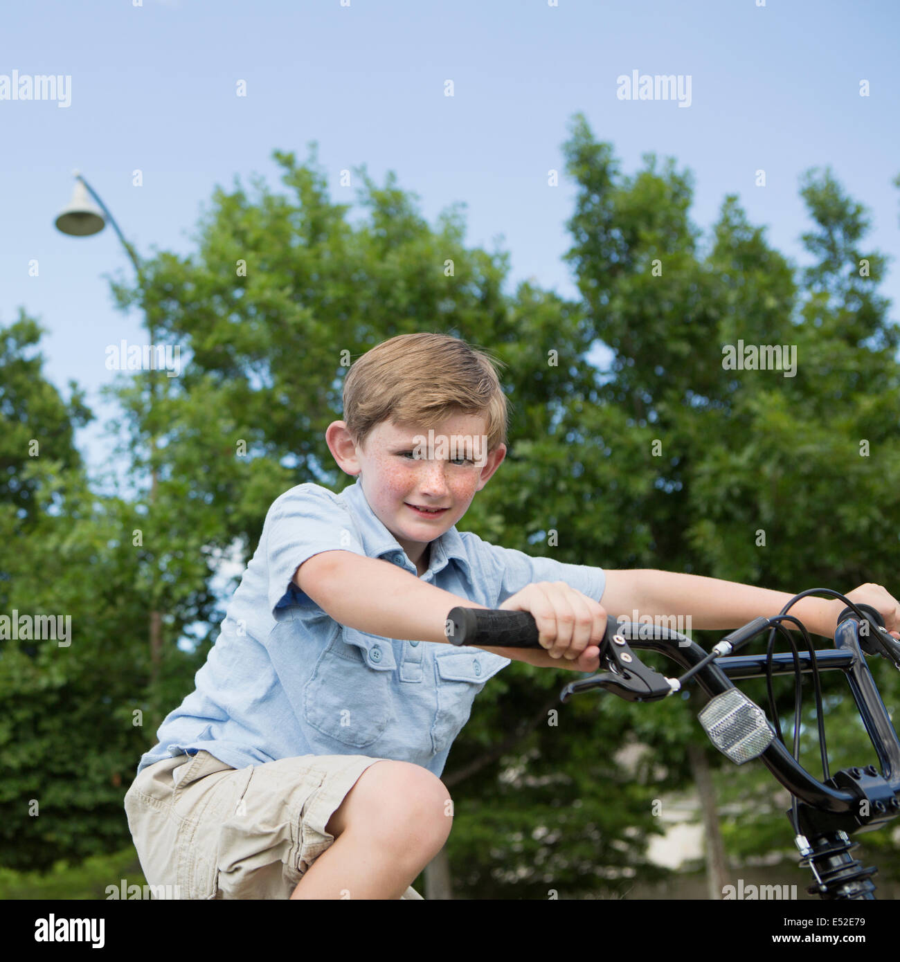 Jungs fahren fahrrad -Fotos und -Bildmaterial in hoher Auflösung – Alamy