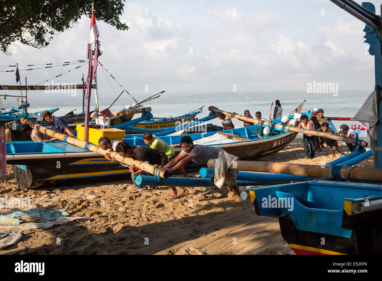 Bali, Indonesien.  Ein Fischerboot bringen an Land.  Jimbaran. Stockfoto