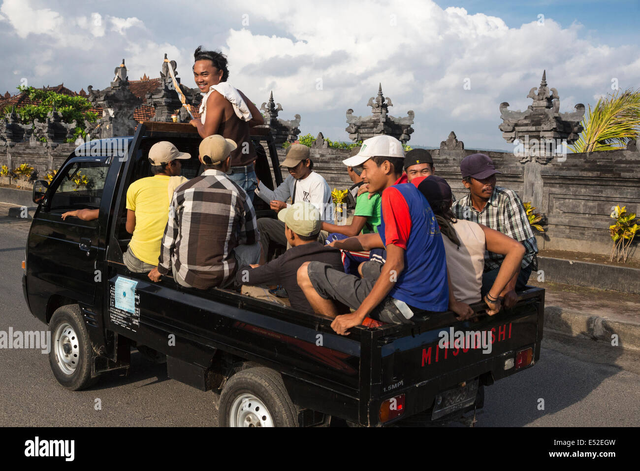 Bali, Indonesien.  Sicherheit im Straßenverkehr.  Männer Reiten in einem offenen Pick-up-Truck, keine Helme, keine Sicherheitsgurte. Stockfoto