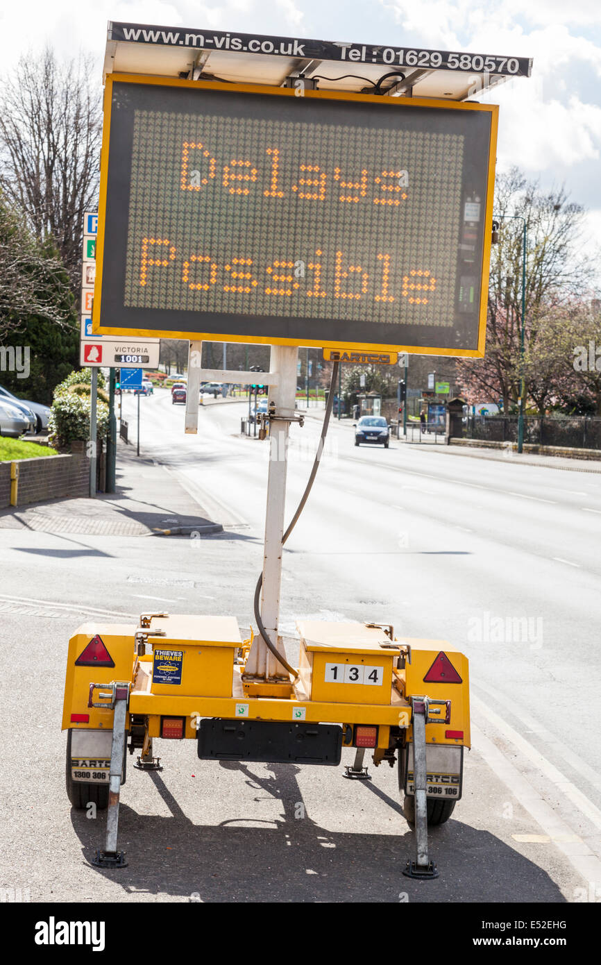 Solar Powered Mobile matrix Verkehrsschild warnt vor Verzögerungen möglich auf der Straße vor, Nottingham, England, Großbritannien Stockfoto