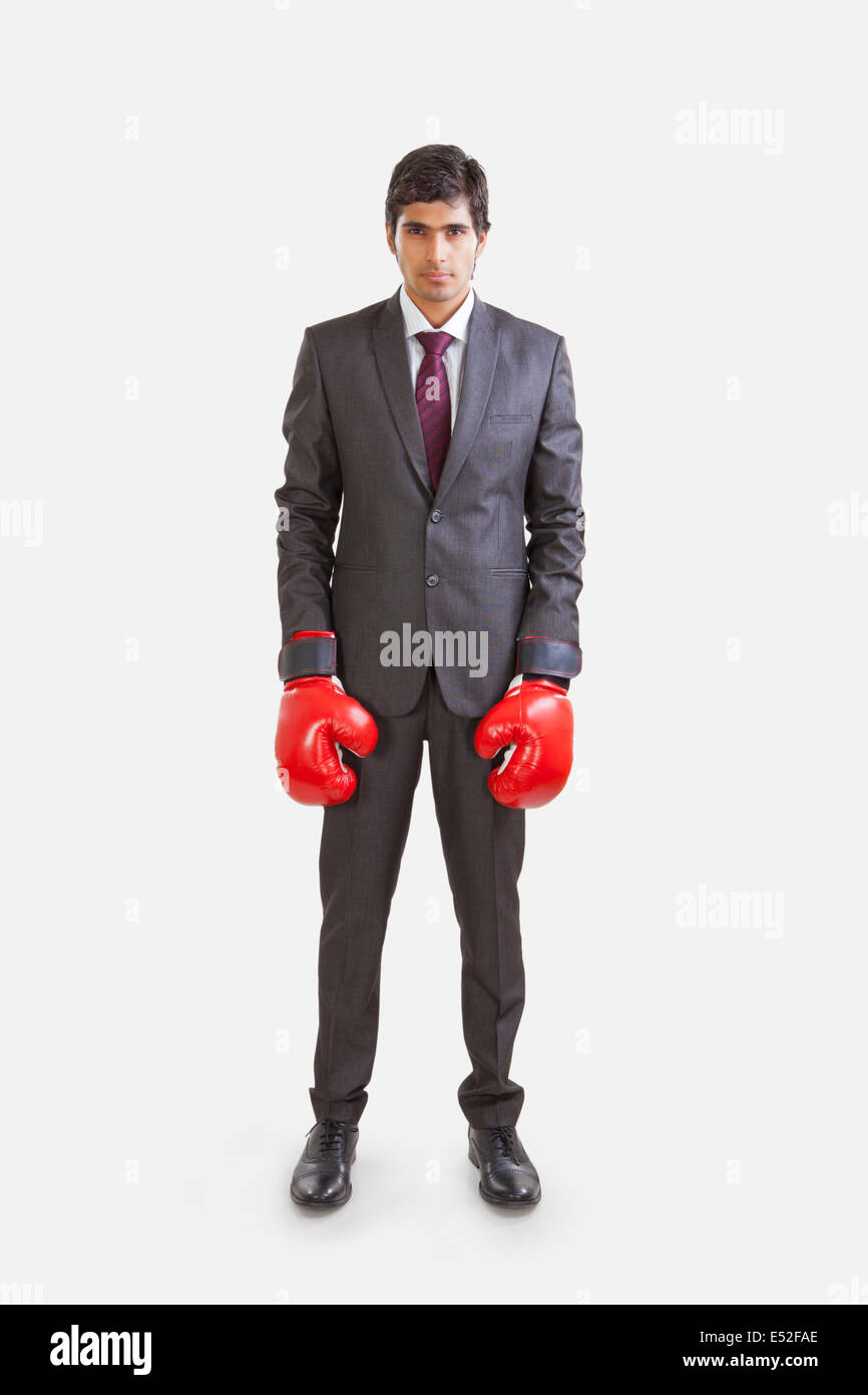 Porträt der Geschäftsmann mit Boxhandschuhen Stockfoto