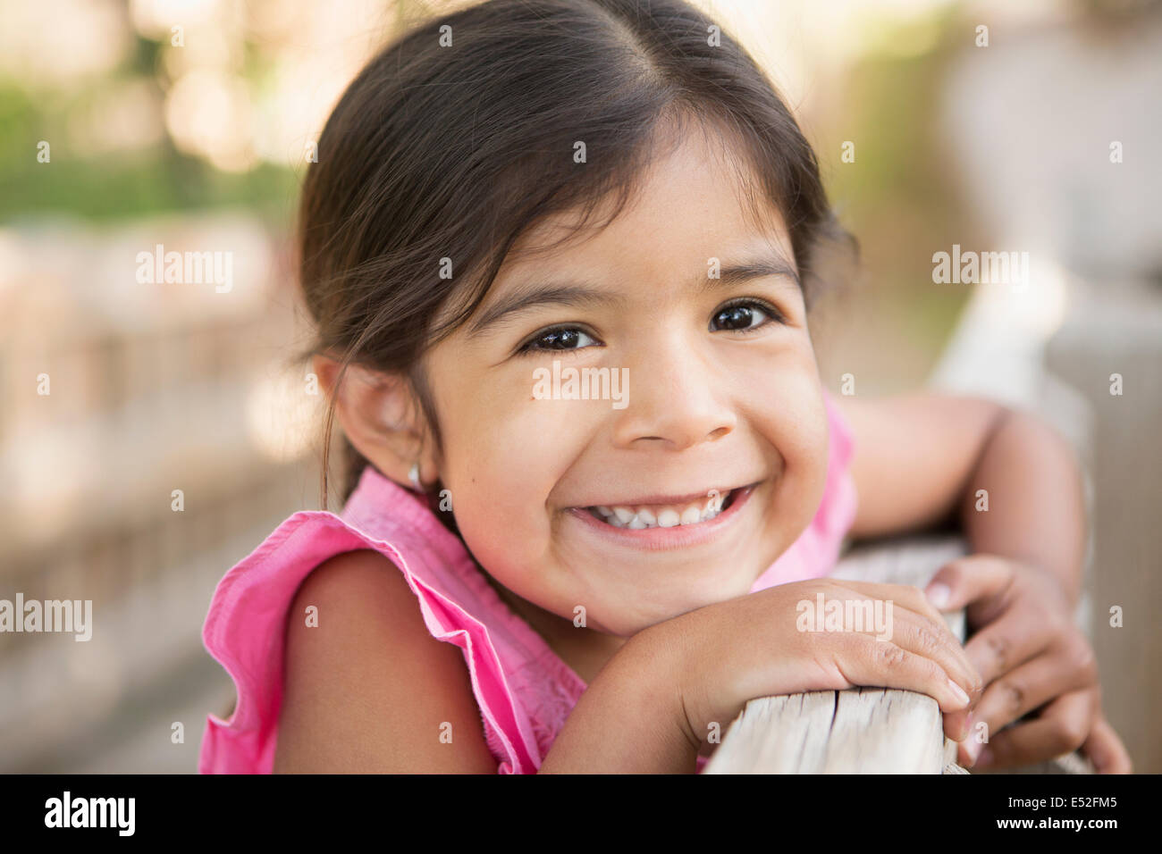 Ein kleines Kind, ein Mädchen in die Kamera Lächeln. Stockfoto