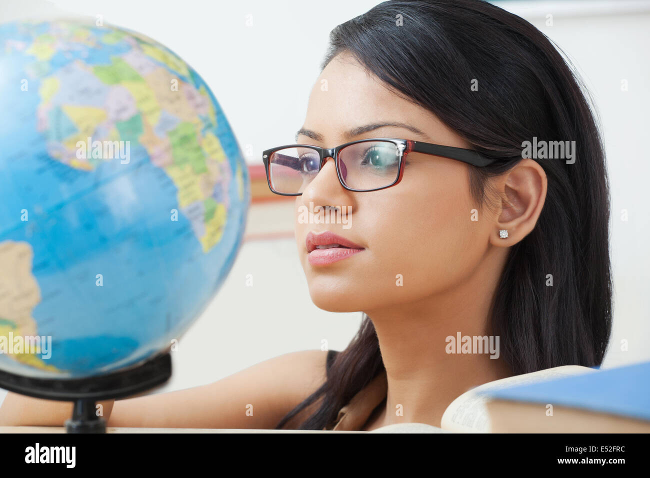 Blick auf einen Globus weibliche College-student Stockfoto