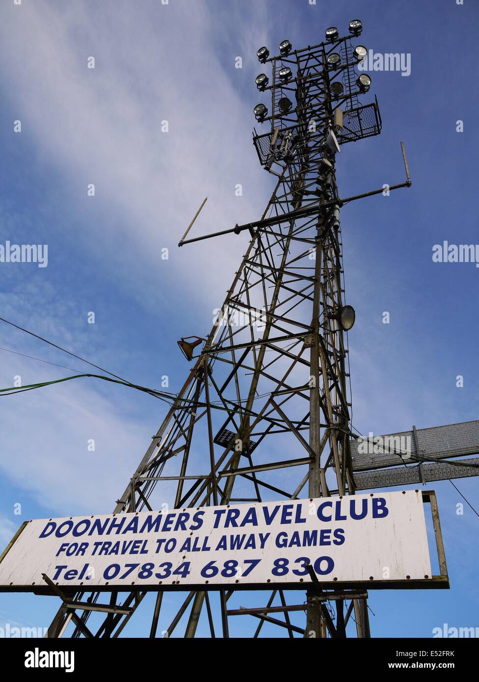 Traditionelle Flutlicht im schottischen Fußball-Boden. Stockfoto