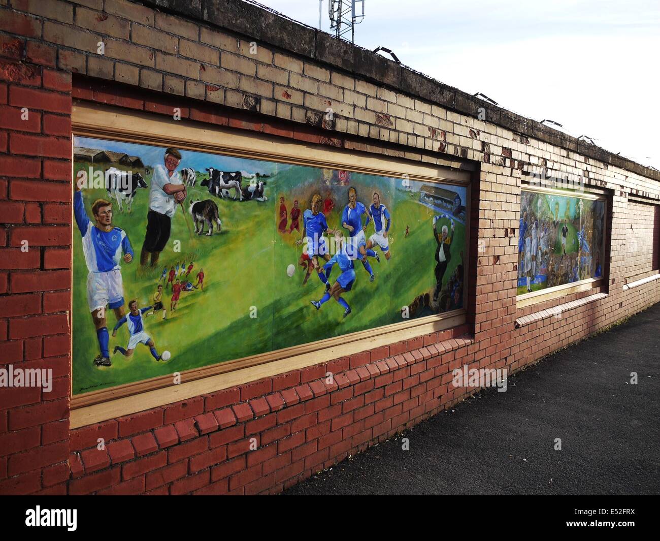 Wand-Wandbilder im Palmerston Park. Dumfries. Heimat der Queen des südlichen Fußballvereins. An der Terregles Street, Dumfries, Stockfoto