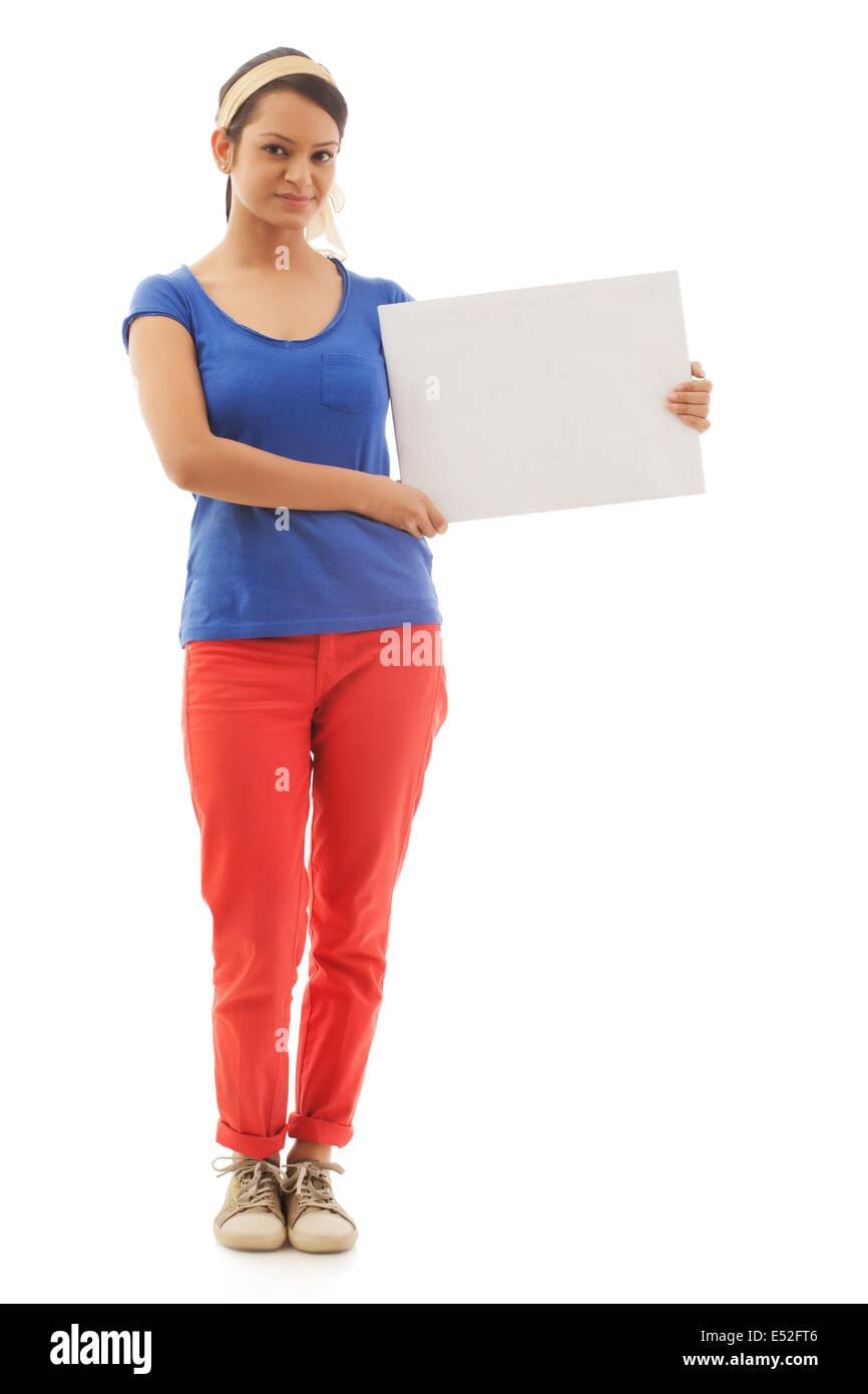 Porträt der jungen Frau hält eine weiße Tafel Stockfoto