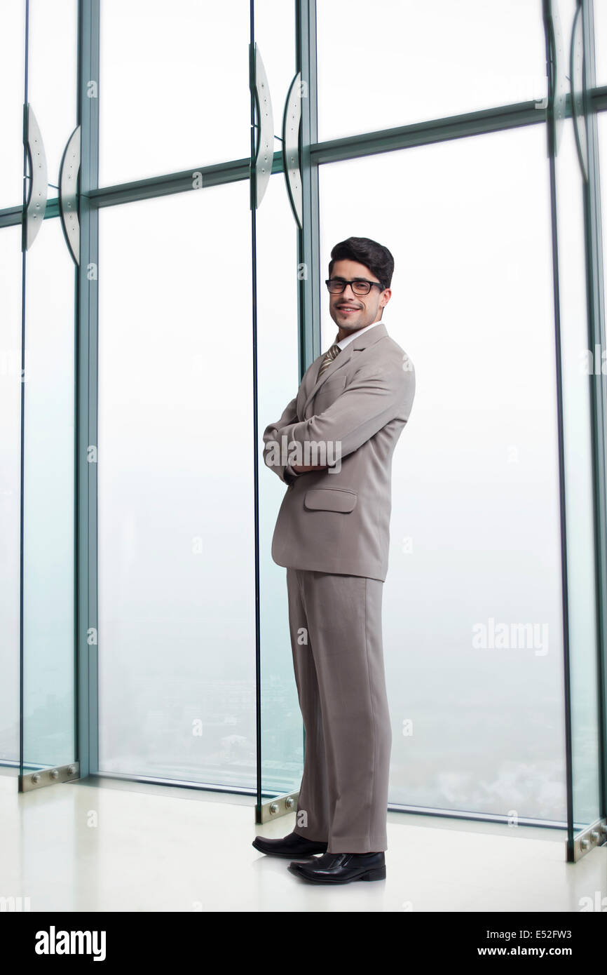 In voller Länge Portrait von zuversichtlich Geschäftsmann im Büro Stockfoto