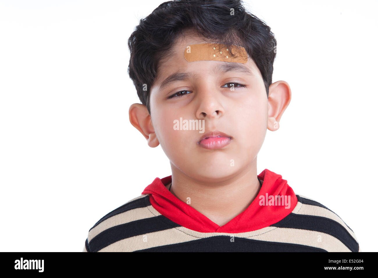 Porträt des kleinen Jungen mit Pflaster auf der Stirn Stockfoto