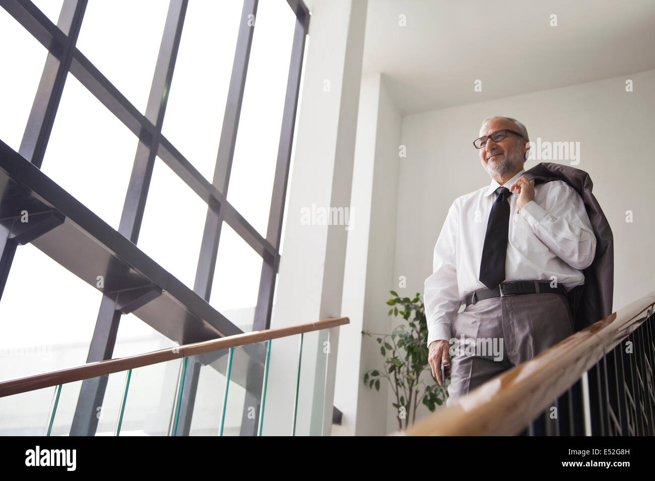 Männliche Führungskraft auf einer Treppe Stockfoto