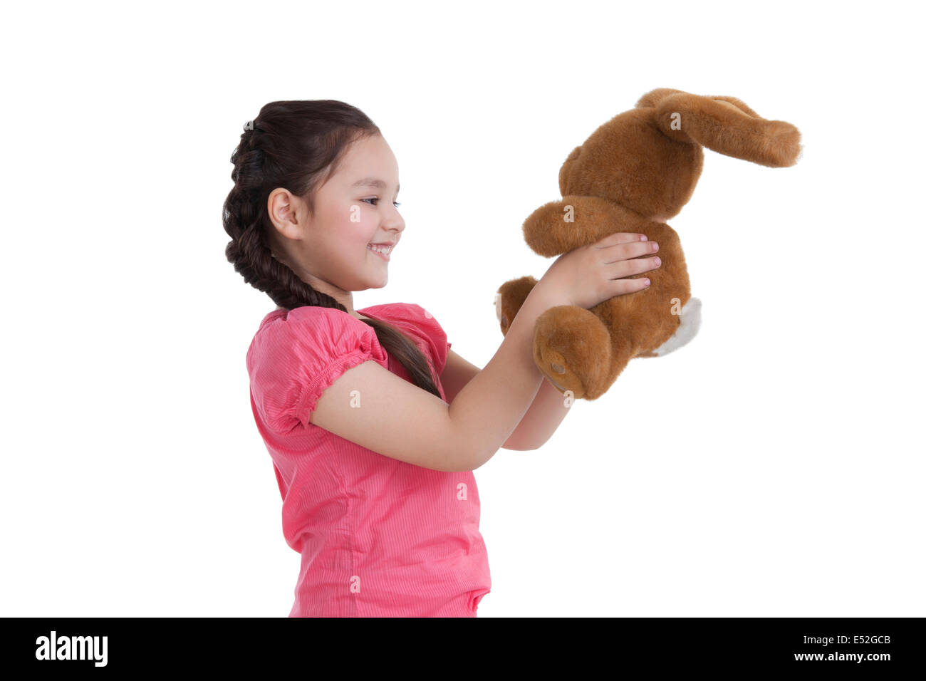 Kleines Mädchen hält ein Spielzeug-Kaninchen Stockfoto