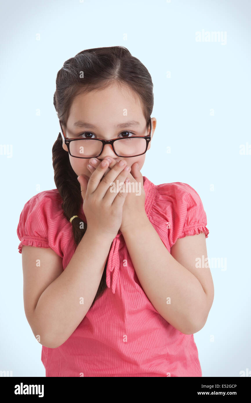 Porträt von kleinen Mädchen den Mund mit Händen Stockfoto